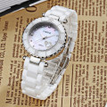 Trendy Top Class Diamond Studded Mouvement Shear Pearl Dial Sapphire Crystal Céramique Lady Montres